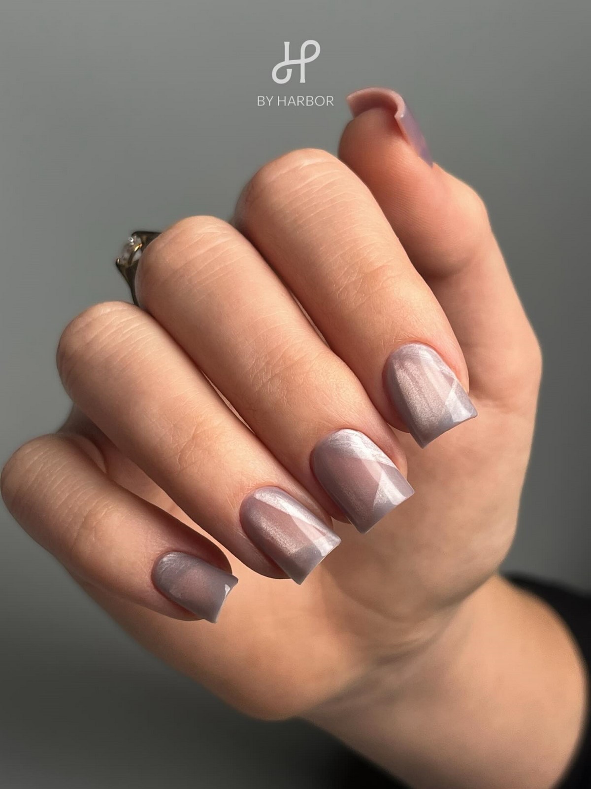 Глазурований манікюр на короткі нігті квітня: ефект скла