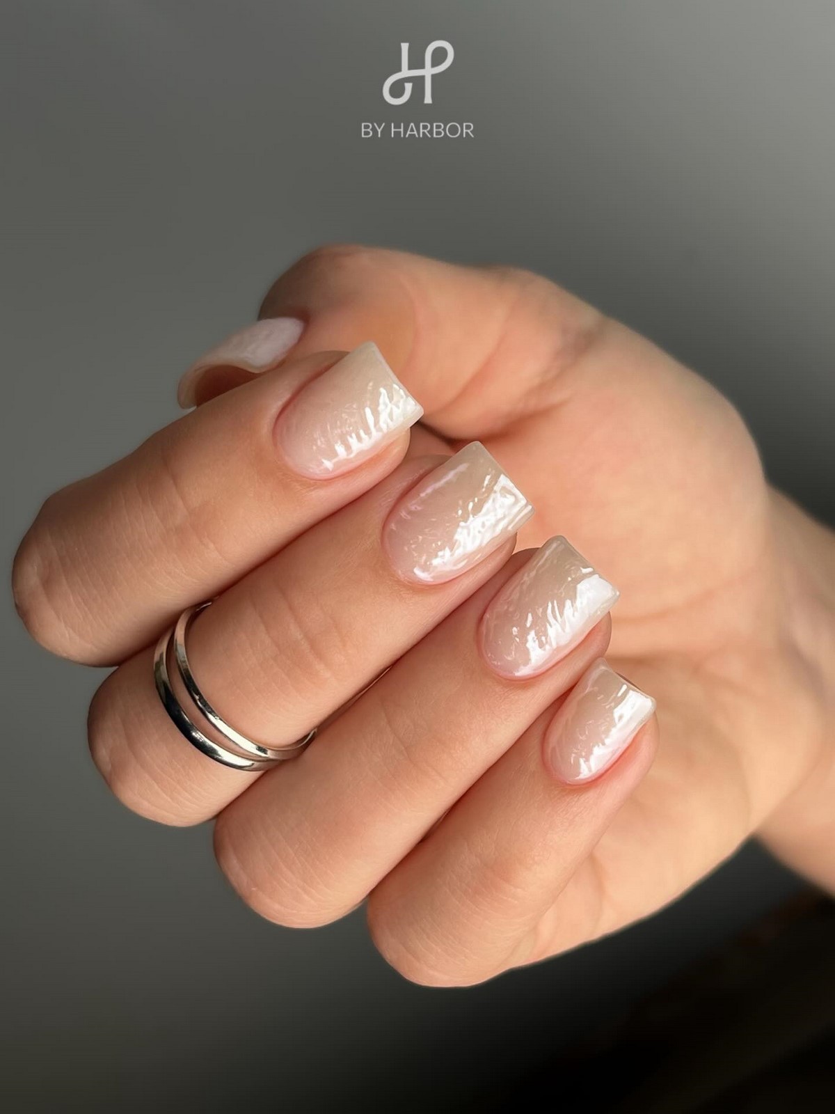 Глазурований манікюр на короткі нігті квітня: ефект скла