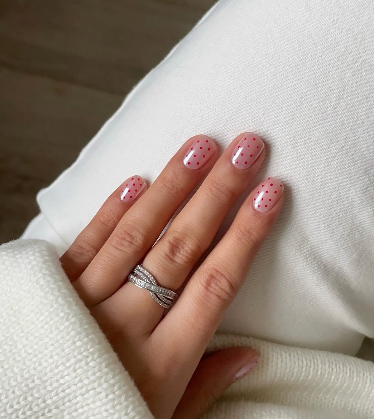 Глазурований манікюр на короткі нігті квітня: ефект скла