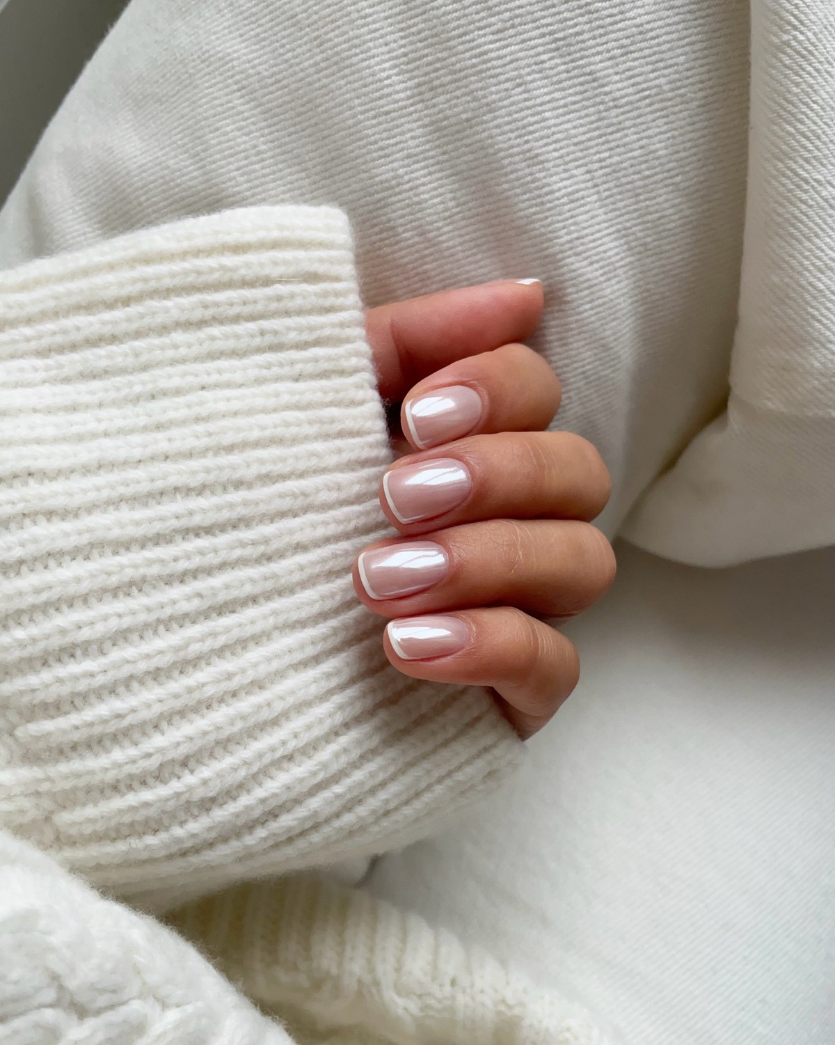 Глазурований манікюр на короткі нігті квітня: ефект скла