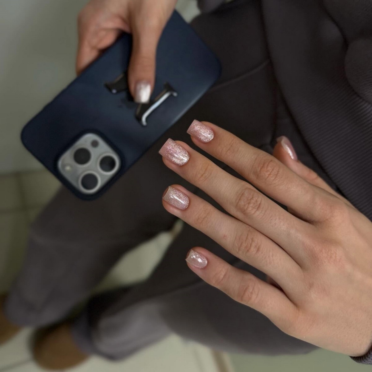 Глазурований манікюр на короткі нігті квітня: ефект скла