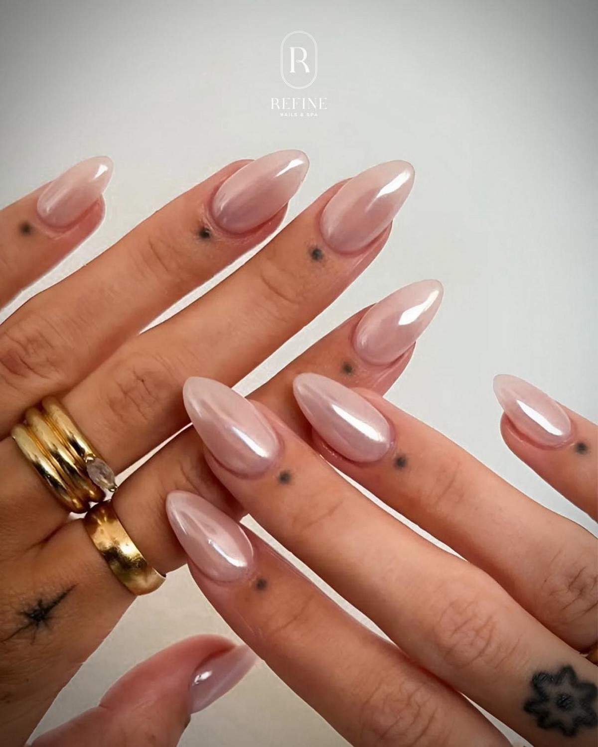 Глазурований манікюр на короткі нігті квітня: ефект скла