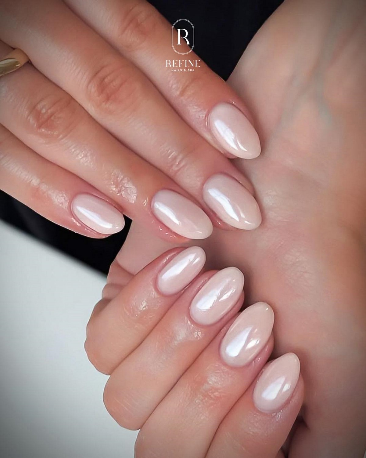 Глазурований манікюр на короткі нігті квітня: ефект скла