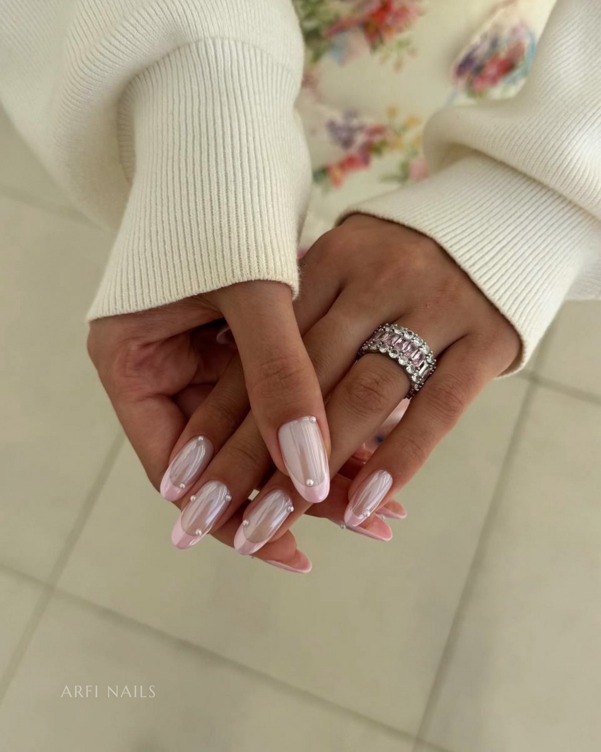 Глазурований манікюр на короткі нігті квітня: ефект скла