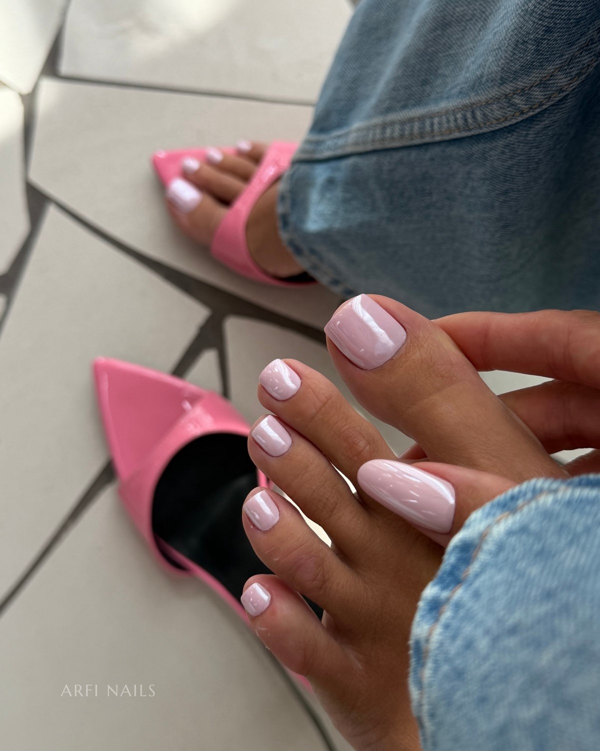 Глазурований манікюр на короткі нігті квітня: ефект скла