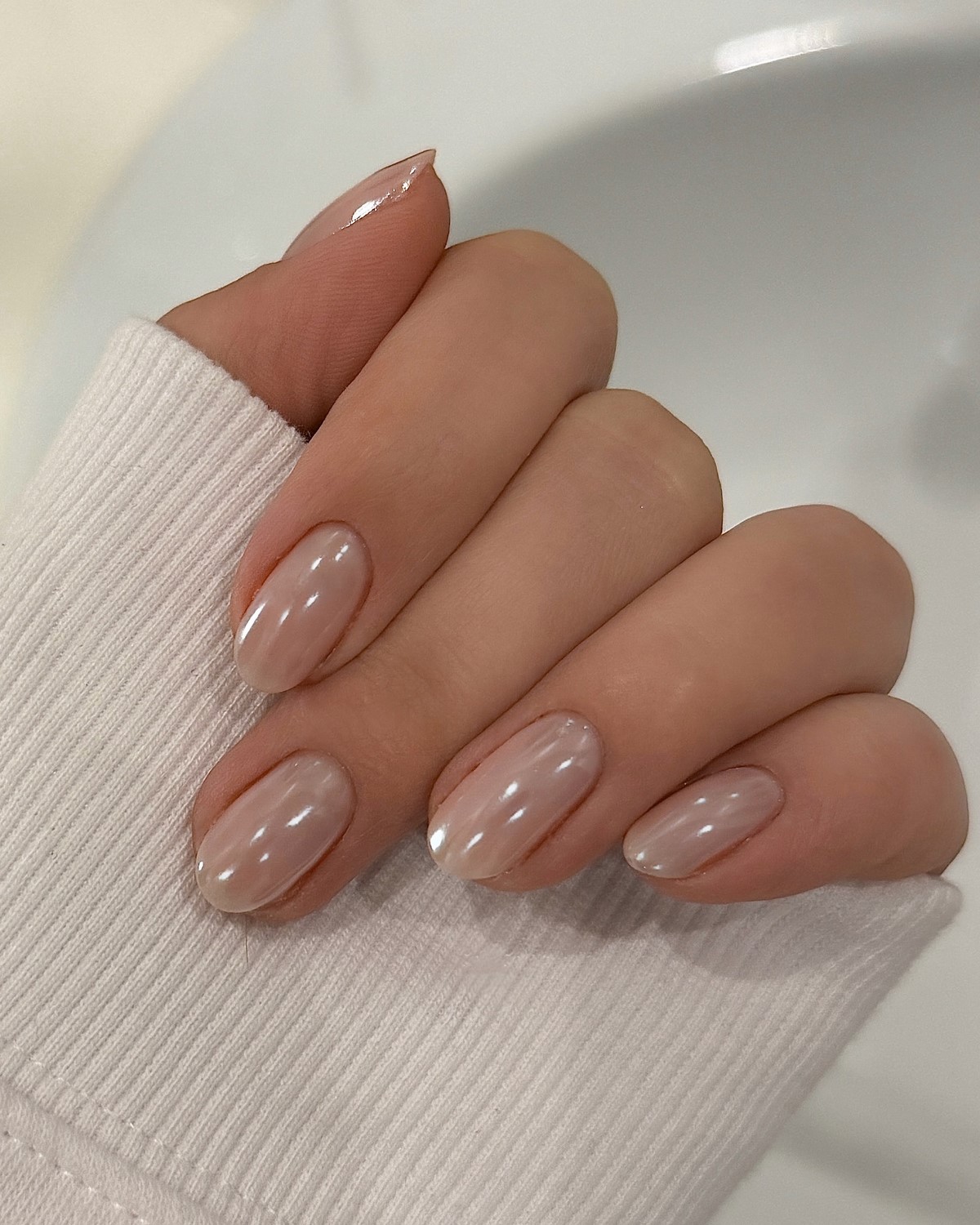 Глазурований манікюр на короткі нігті квітня: ефект скла