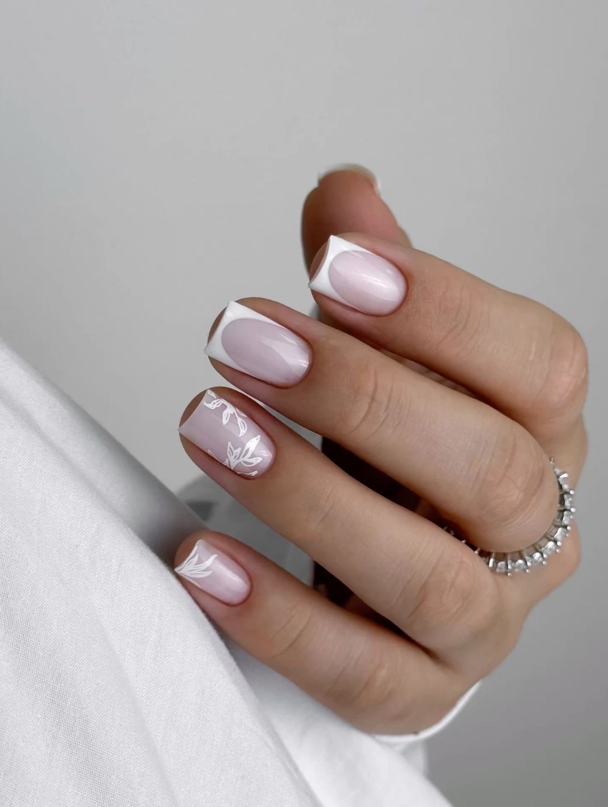 Короткі квадратні нігті весни 2026 – фото трендових варіантів, які підкорили сезон