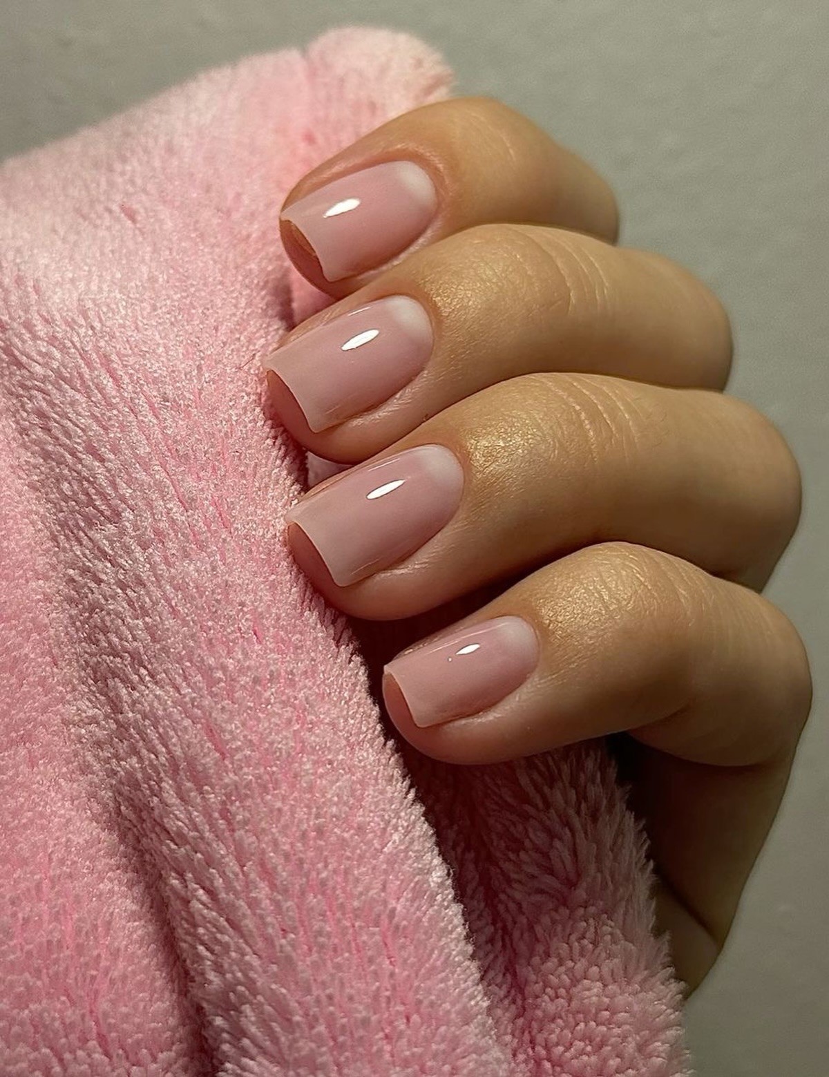 Короткі квадратні нігті весни 2026 – фото трендових варіантів, які підкорили сезон