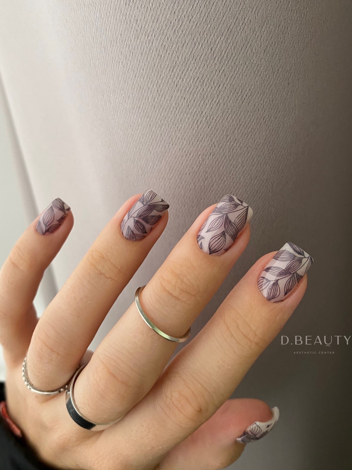 Короткі нігті на квітень 2026: ефект дорогого манікюру