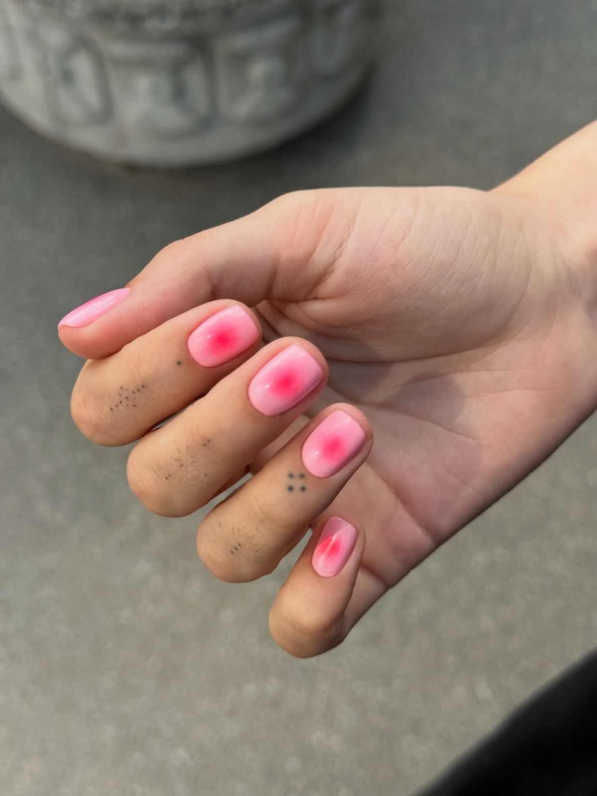 Короткі нігті на квітень 2026: ефект дорогого манікюру