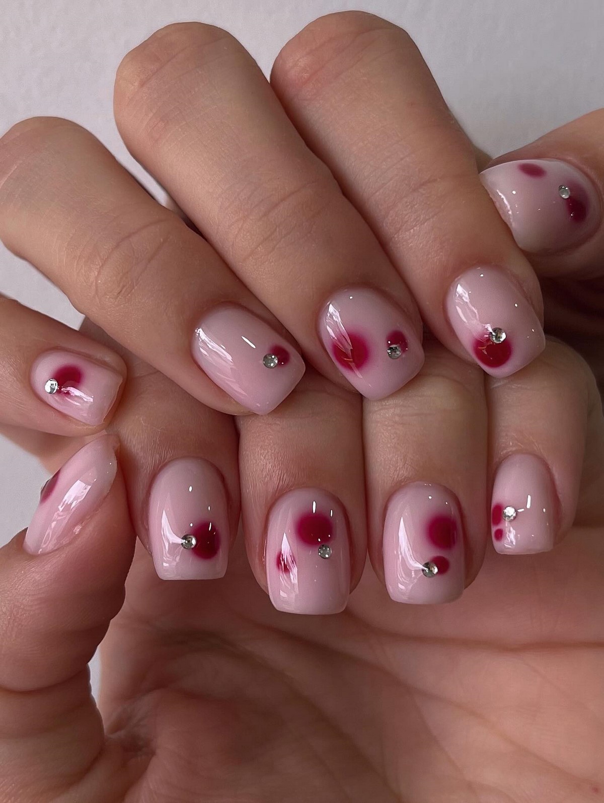 Короткі нігті на квітень 2026: ефект дорогого манікюру