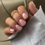 Короткі овальні нігті весни 2026 – фото новинок сезону