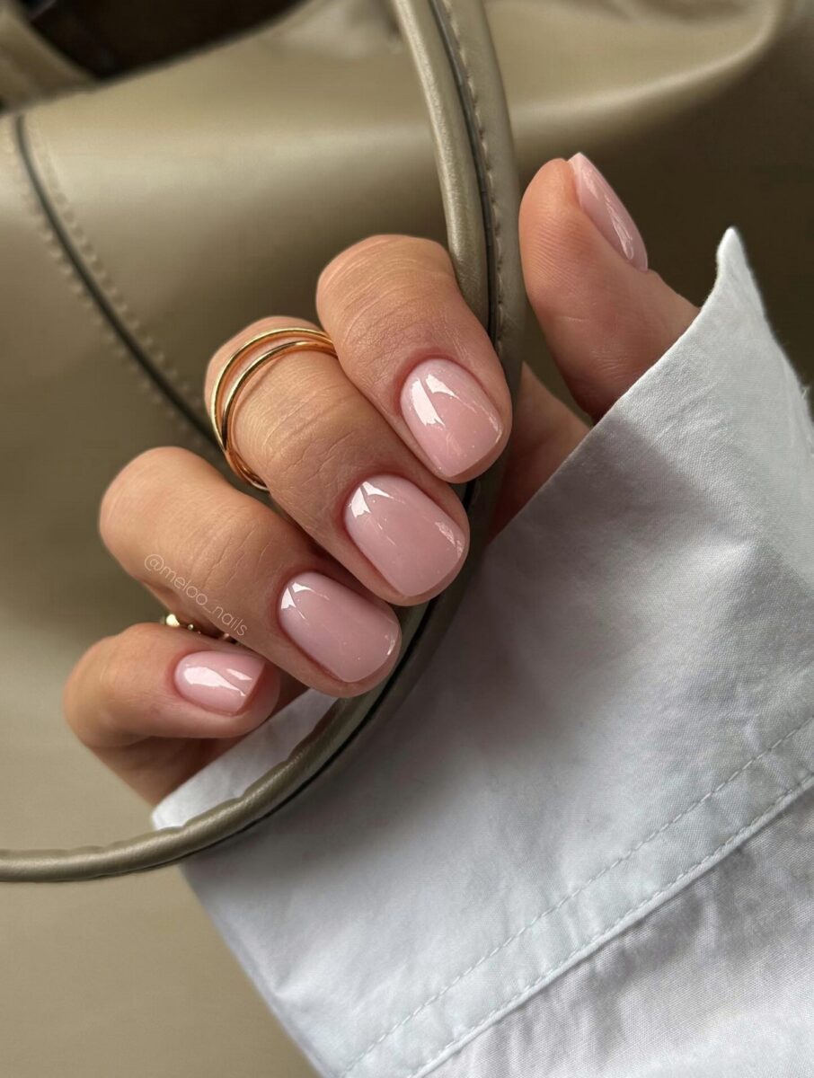 Короткі овальні нігті весни 2026 – фото новинок сезону