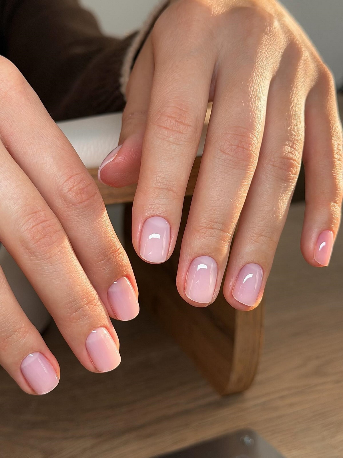 Короткі овальні нігті весни 2026 – фото новинок сезону