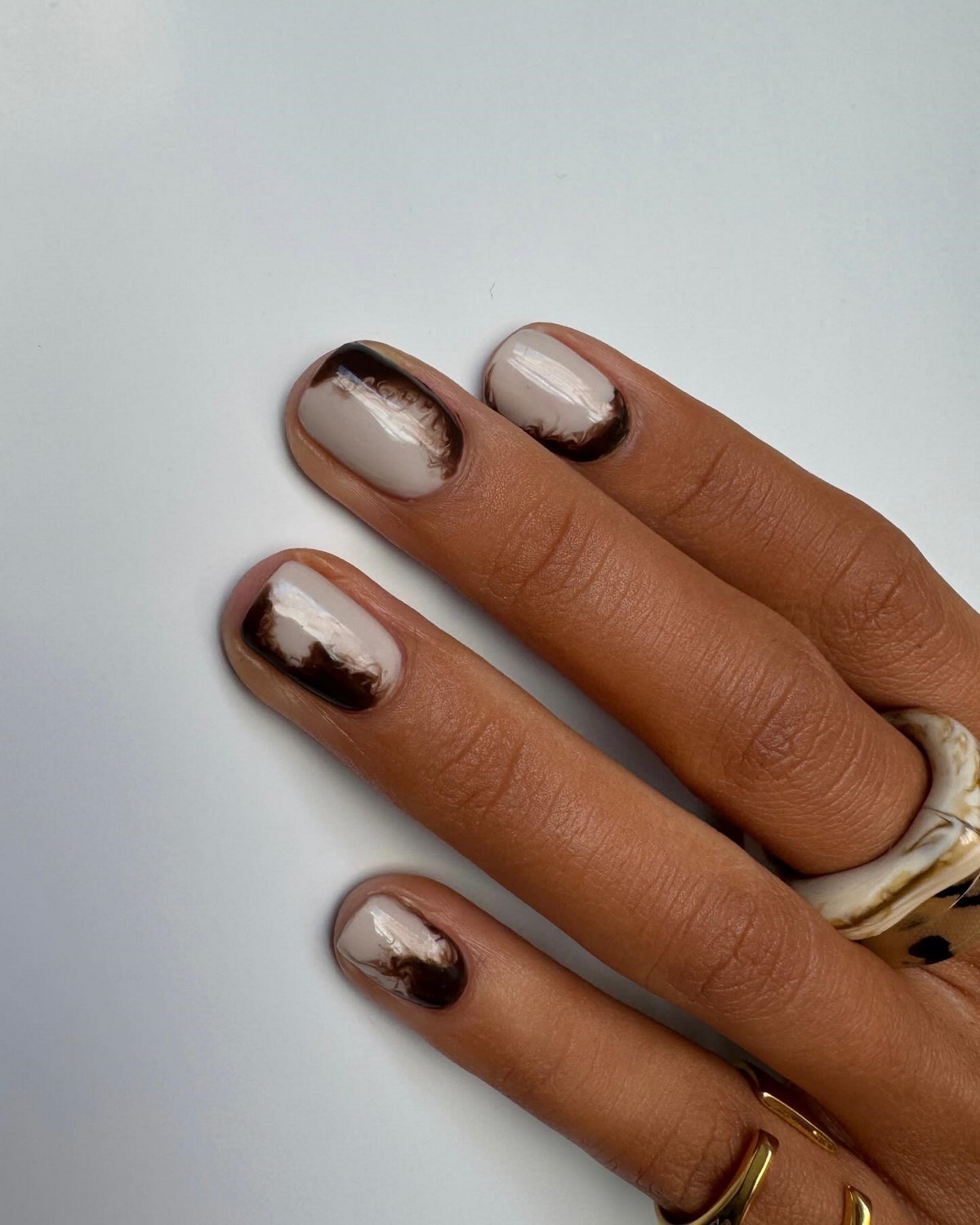 Короткі овальні нігті весни 2026 – фото новинок сезону