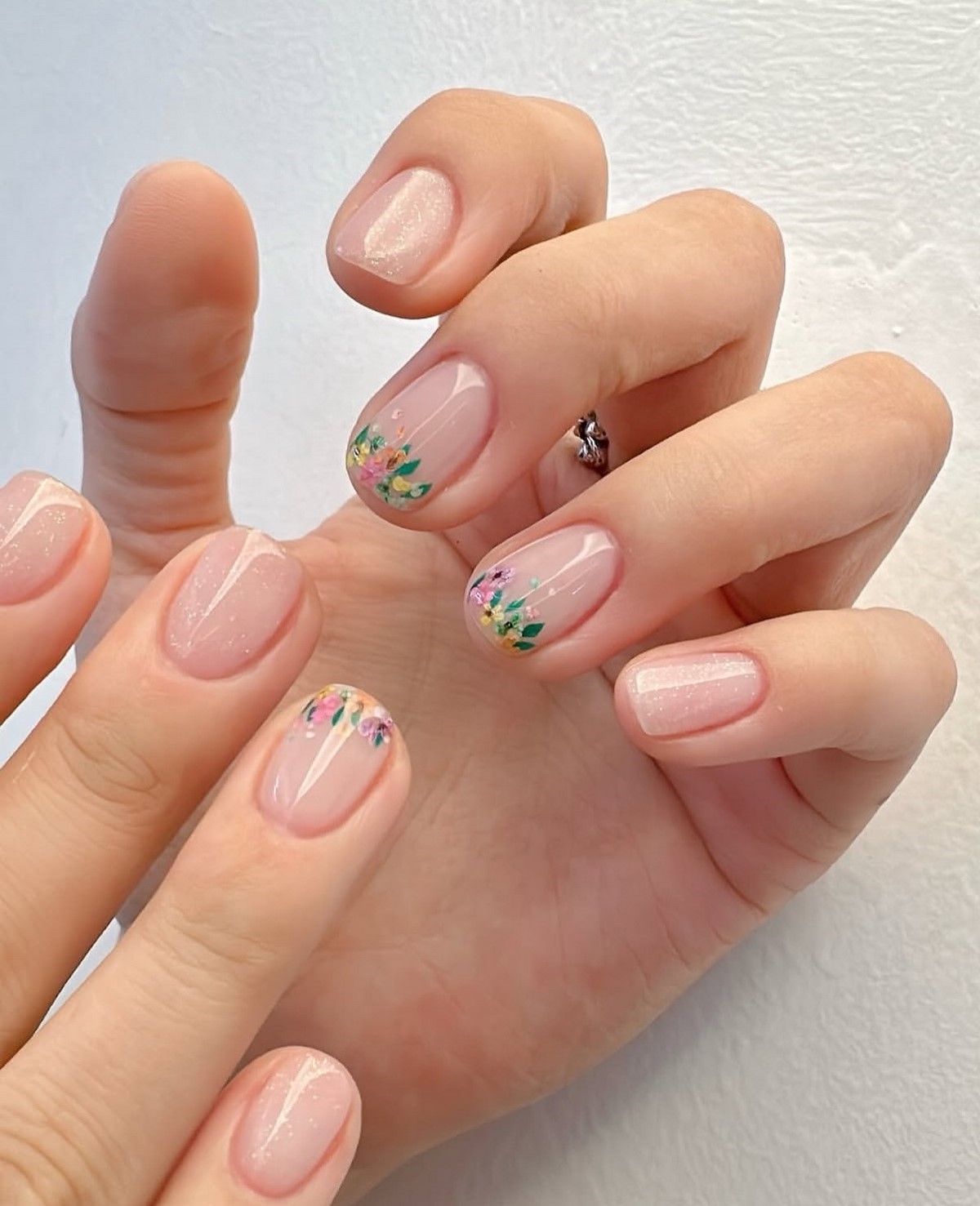 Короткі овальні нігті весни 2026 – фото новинок сезону