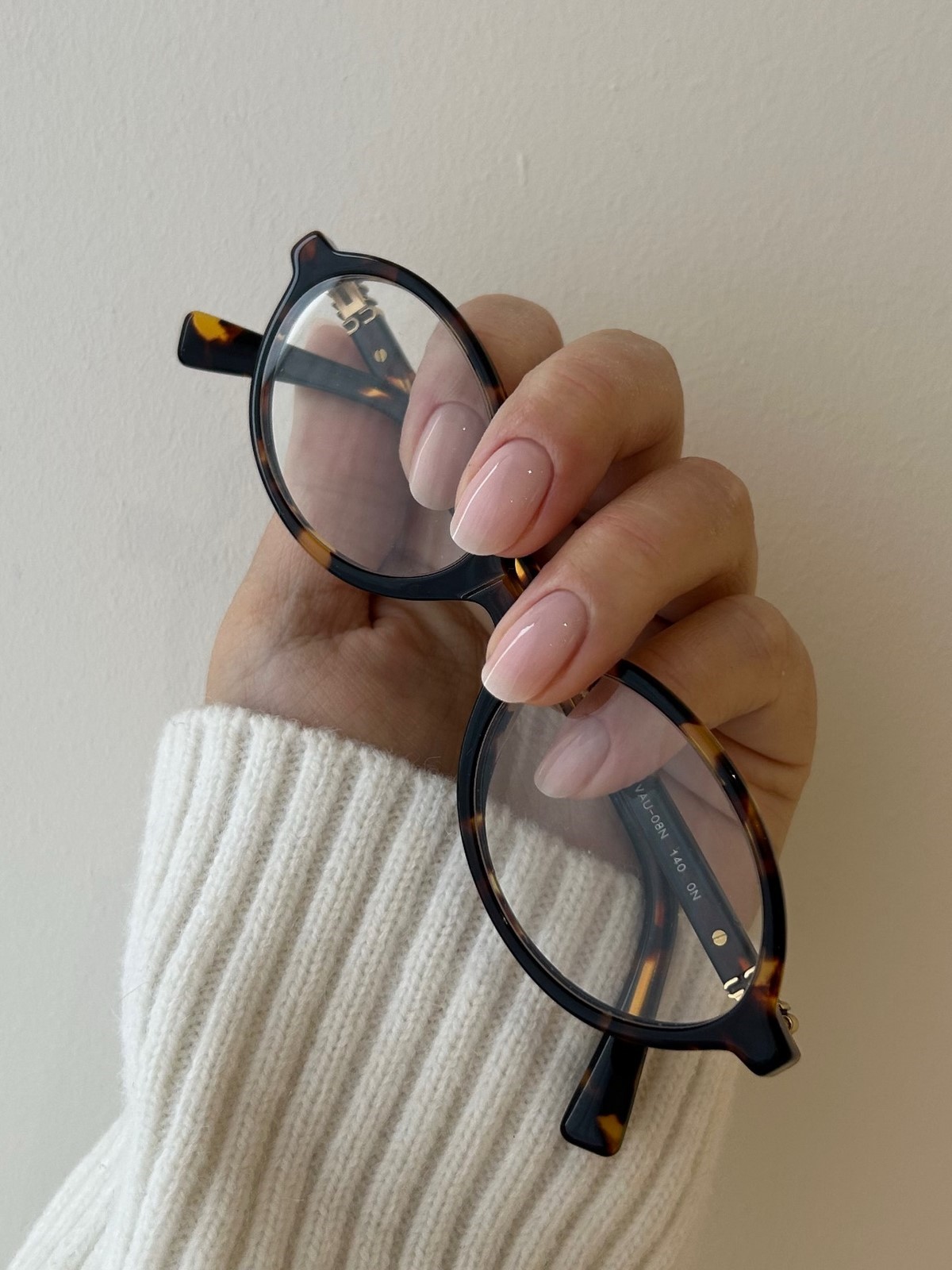 Короткі овальні нігті весни 2026 – фото новинок сезону