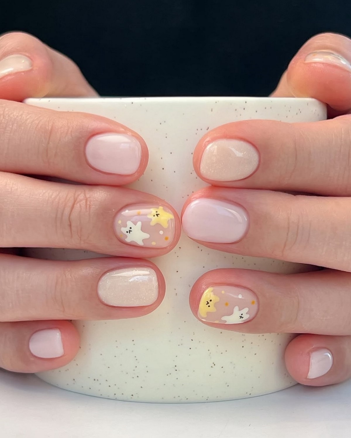 Короткі овальні нігті весни 2026 – фото новинок сезону