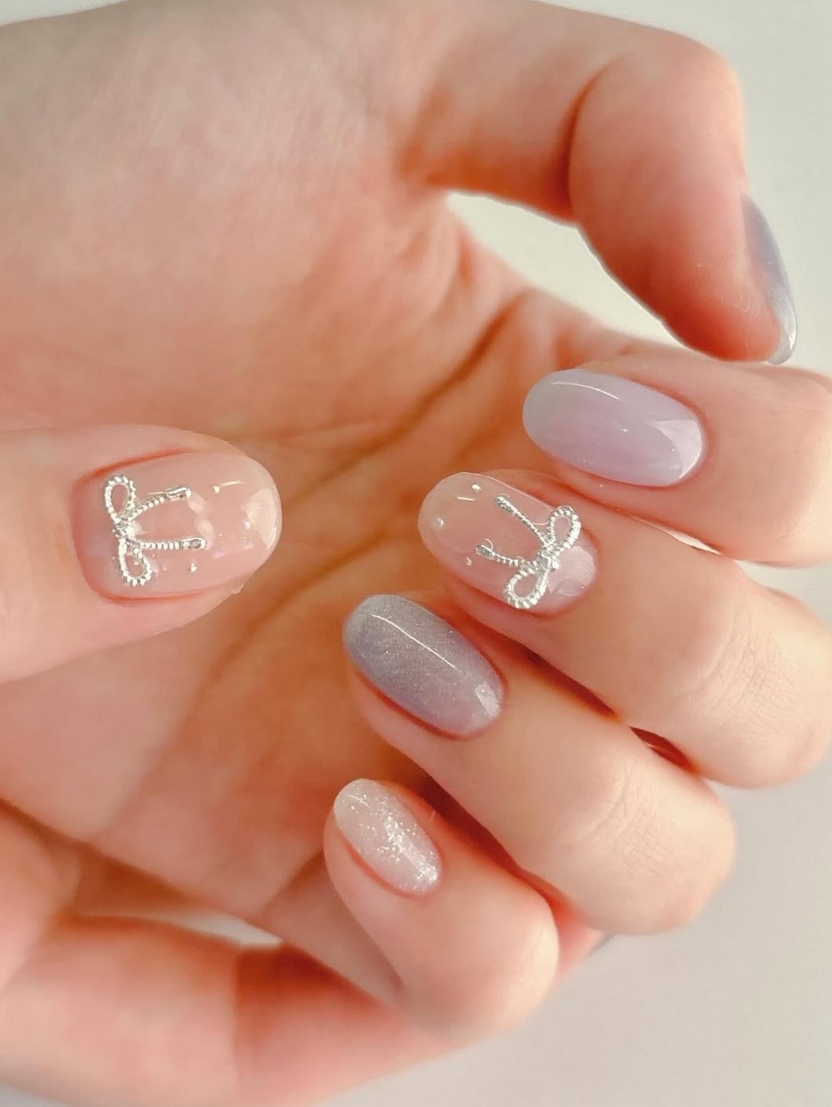 Короткі овальні нігті весни 2026 – фото новинок сезону