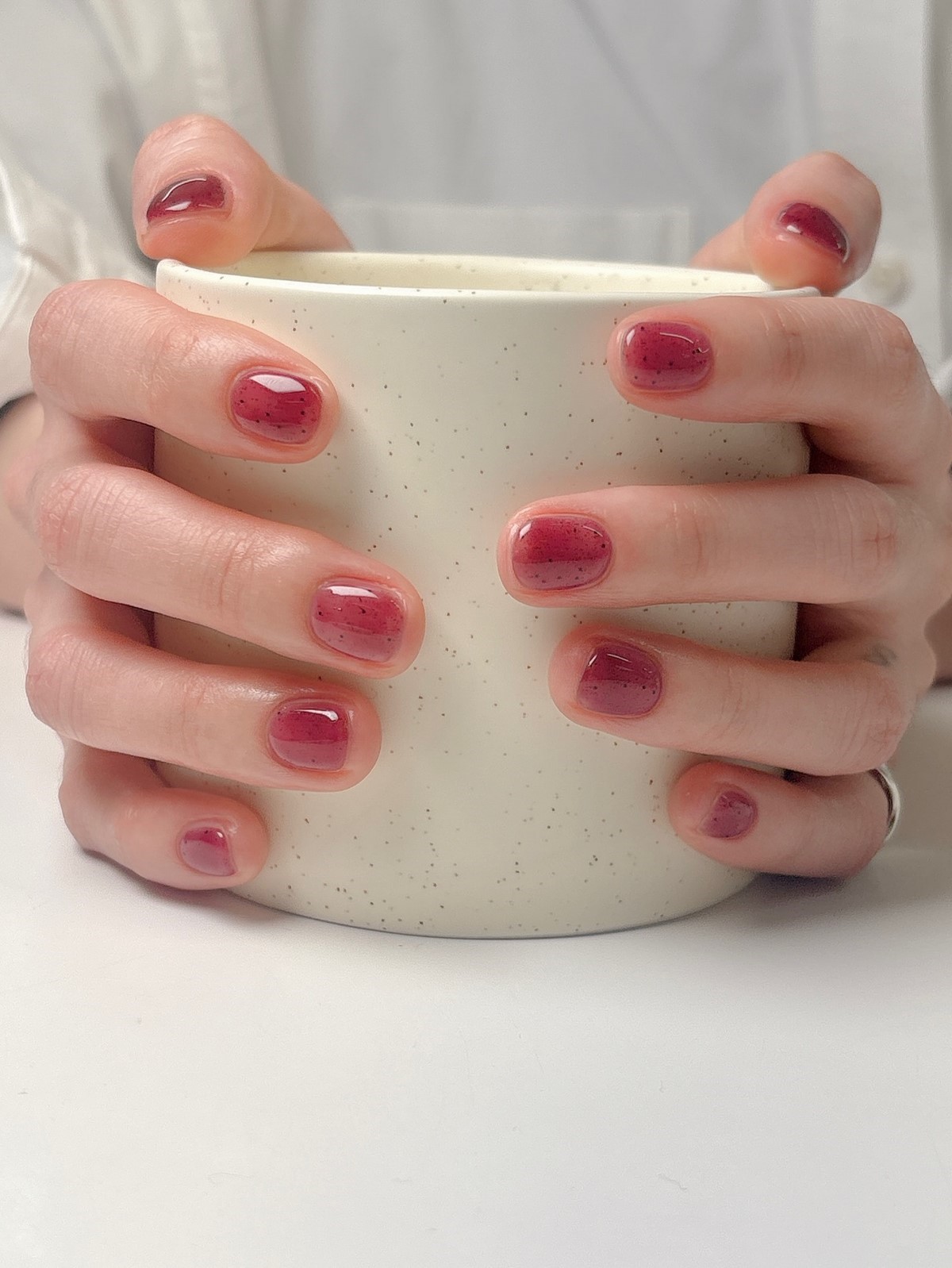 Короткі овальні нігті весни 2026 – фото новинок сезону