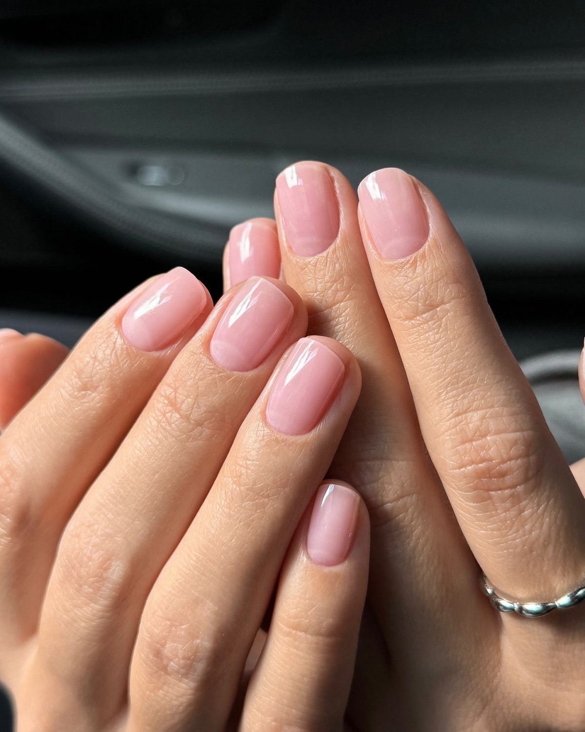 Короткі овальні нігті весни 2026 – фото новинок сезону