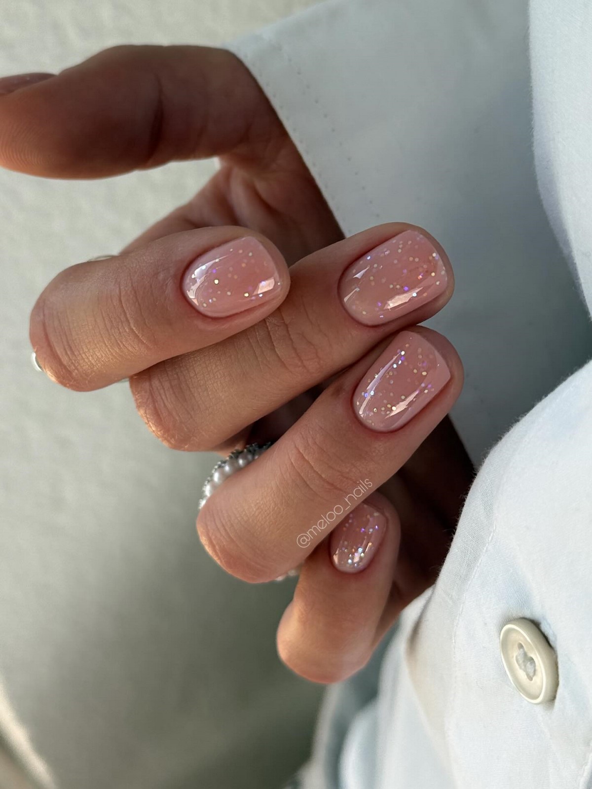 Короткі овальні нігті весни 2026 – фото новинок сезону