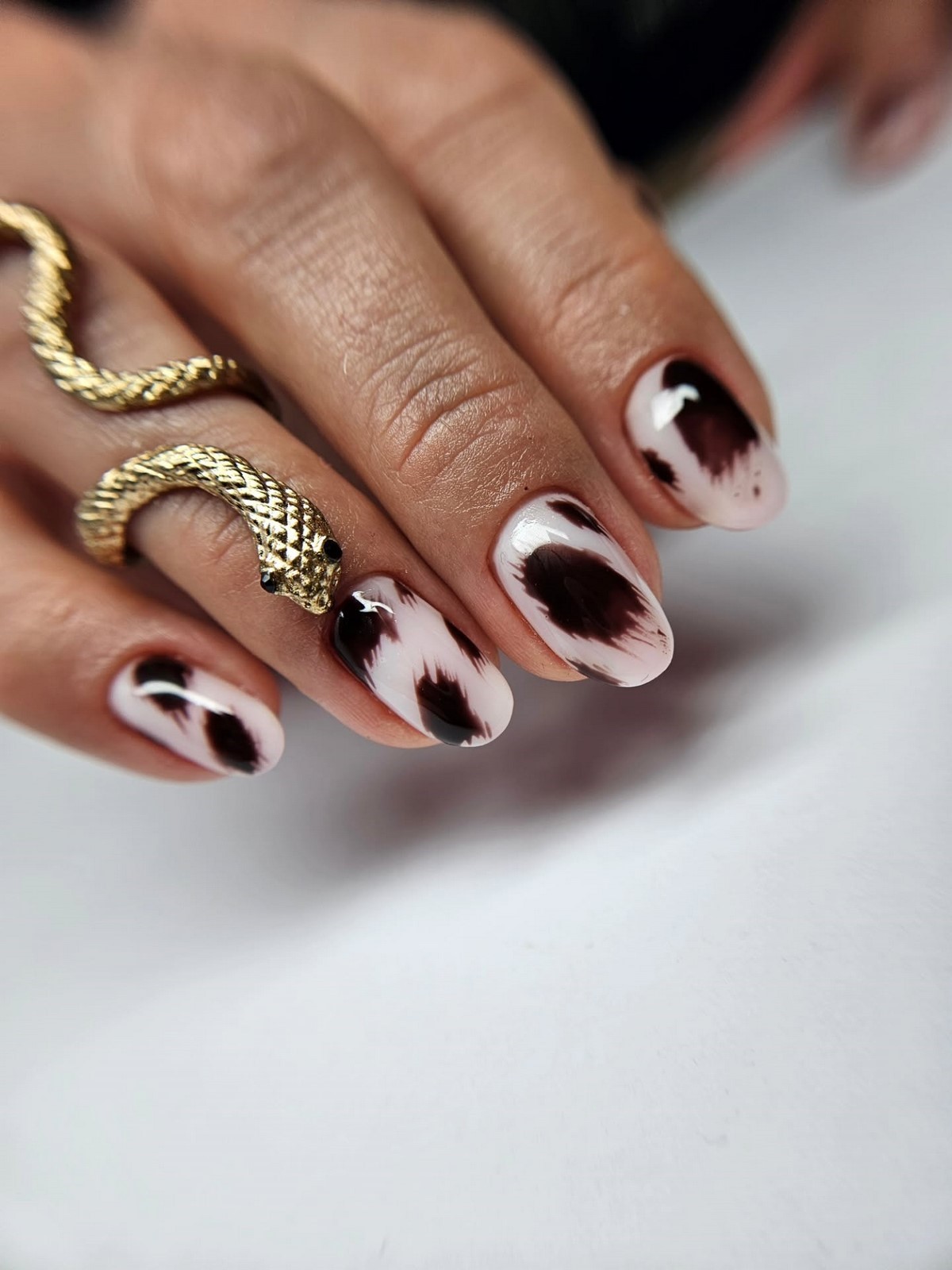 Короткі овальні нігті весни 2026 – фото новинок сезону