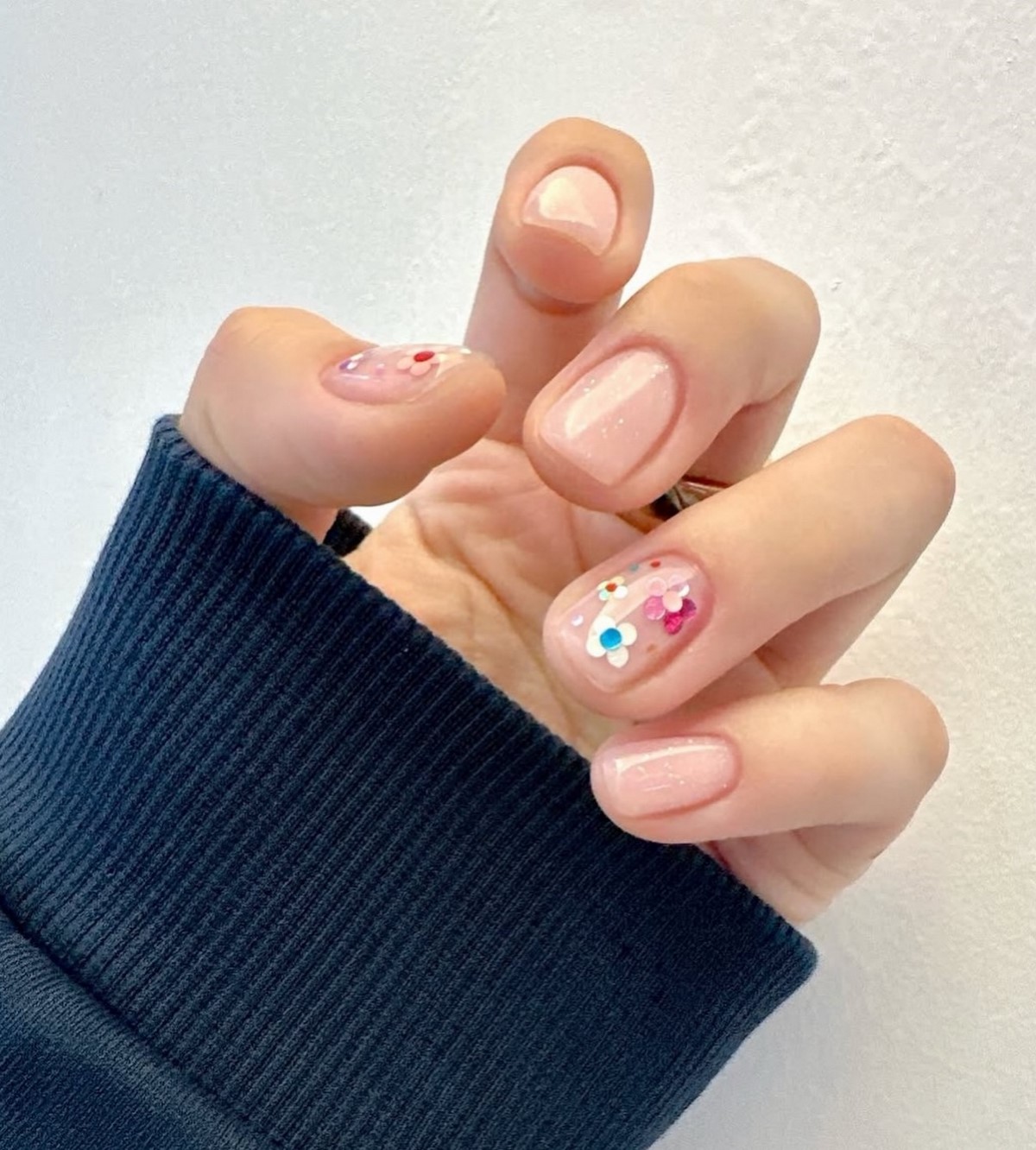 Манікюр на короткі нігті квітня: чистота і стиль