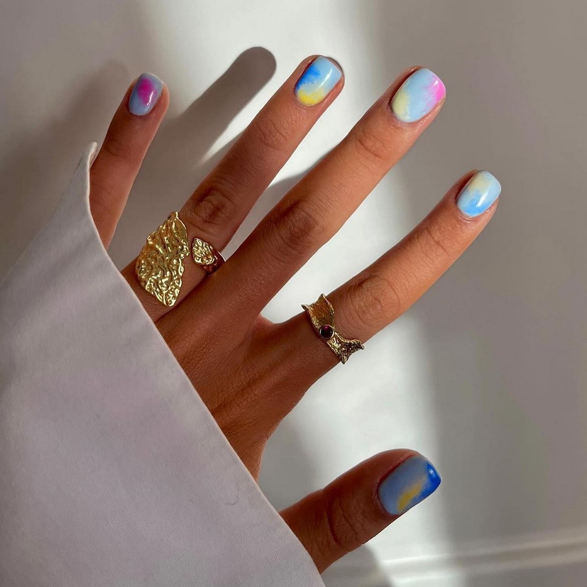 Манікюр на короткі нігті квітня: чистота і стиль