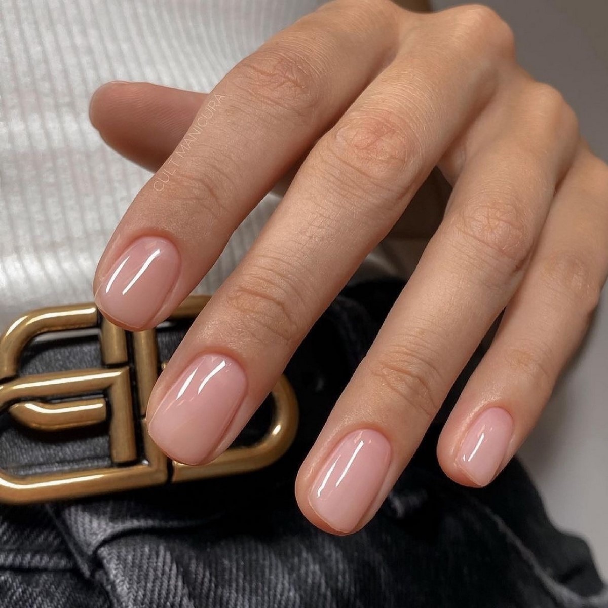 Манікюр на короткі нігті квітня: чистота і стиль