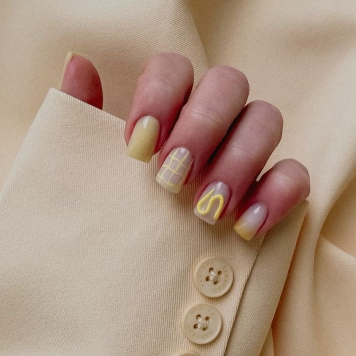 Манікюр на короткі нігті квітня: чистота і стиль