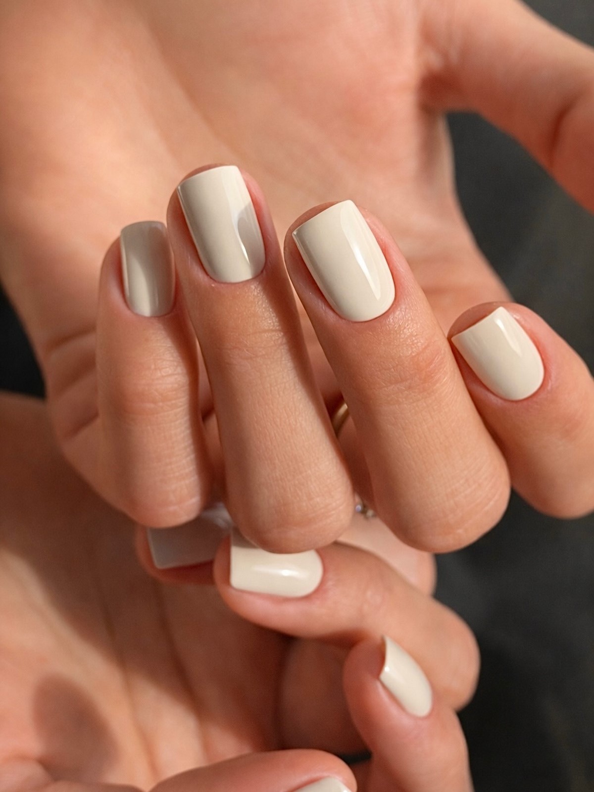 Манікюр на короткі нігті квітня: чистота і стиль