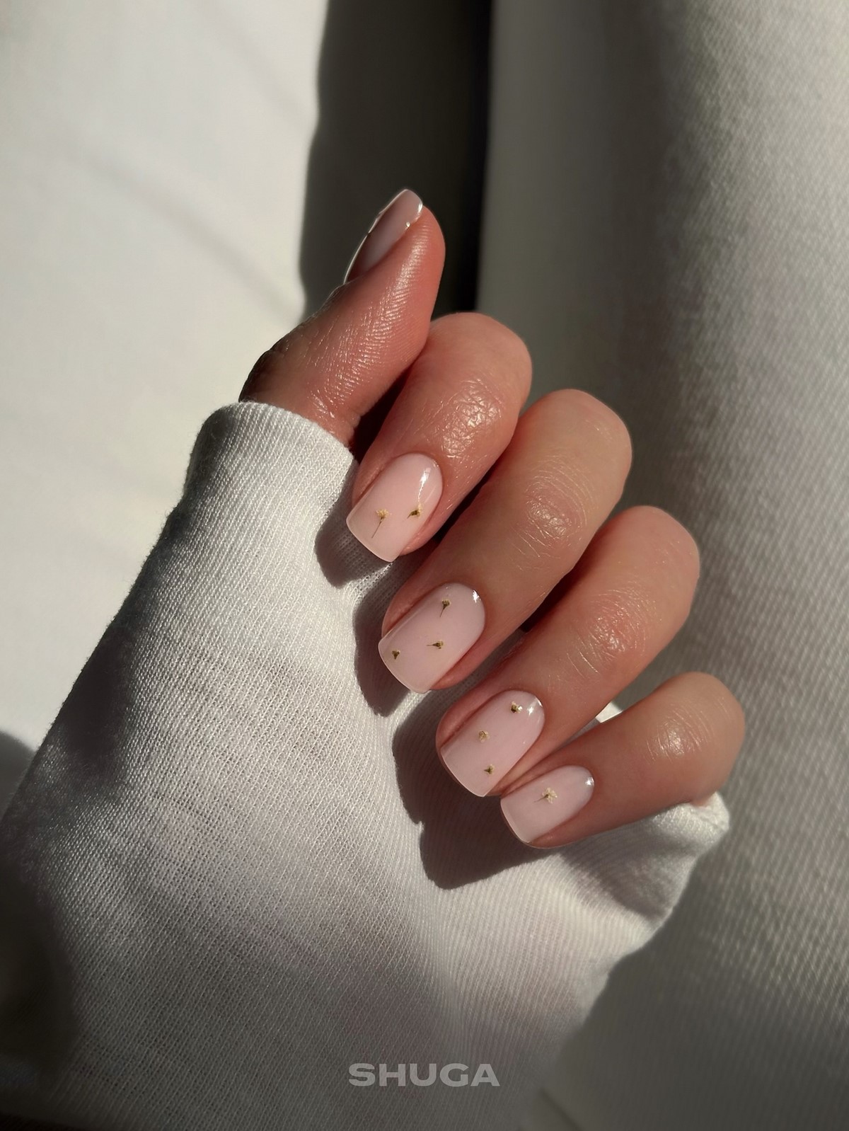 Манікюр на короткі нігті квітня: чистота і стиль