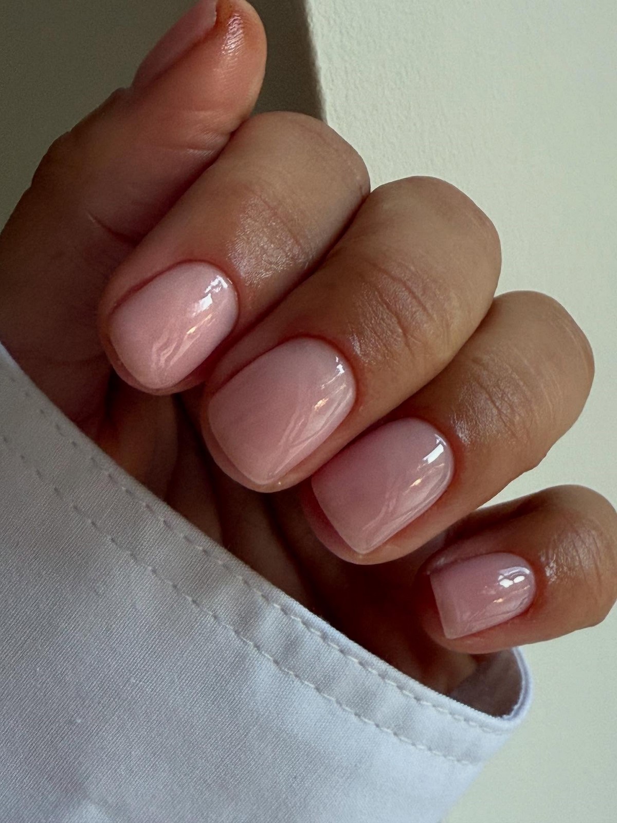 Манікюр на короткі нігті квітня: чистота і стиль