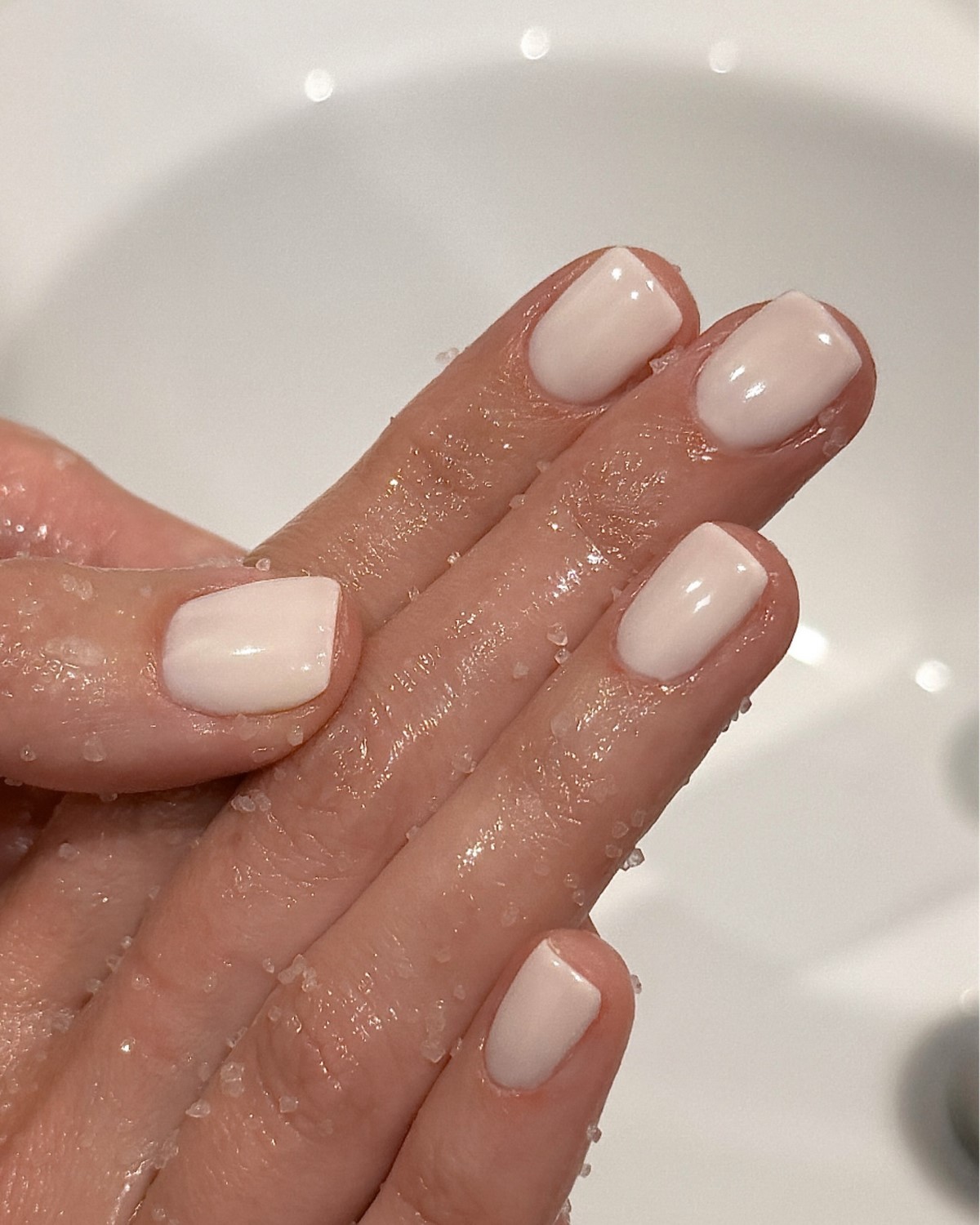 Манікюр на короткі нігті квітня: чистота і стиль