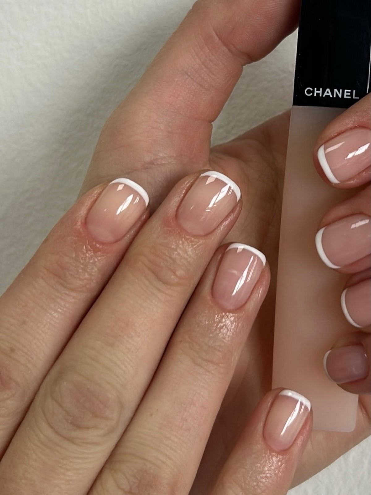 Манікюр на короткі нігті квітня: чистота і стиль