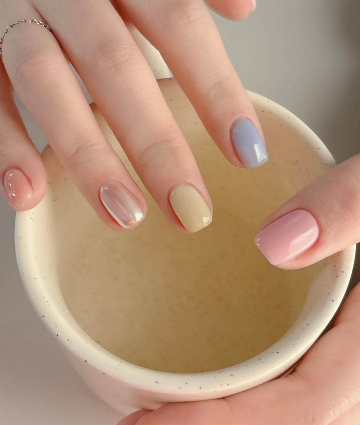 Манікюр на короткі нігті квітня: чистота і стиль