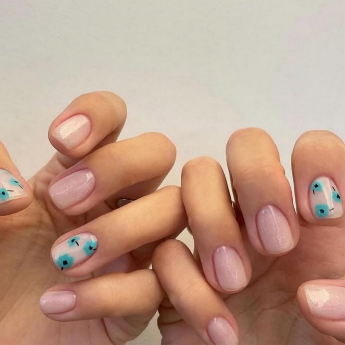 Манікюр на короткі нігті квітня: чистота і стиль