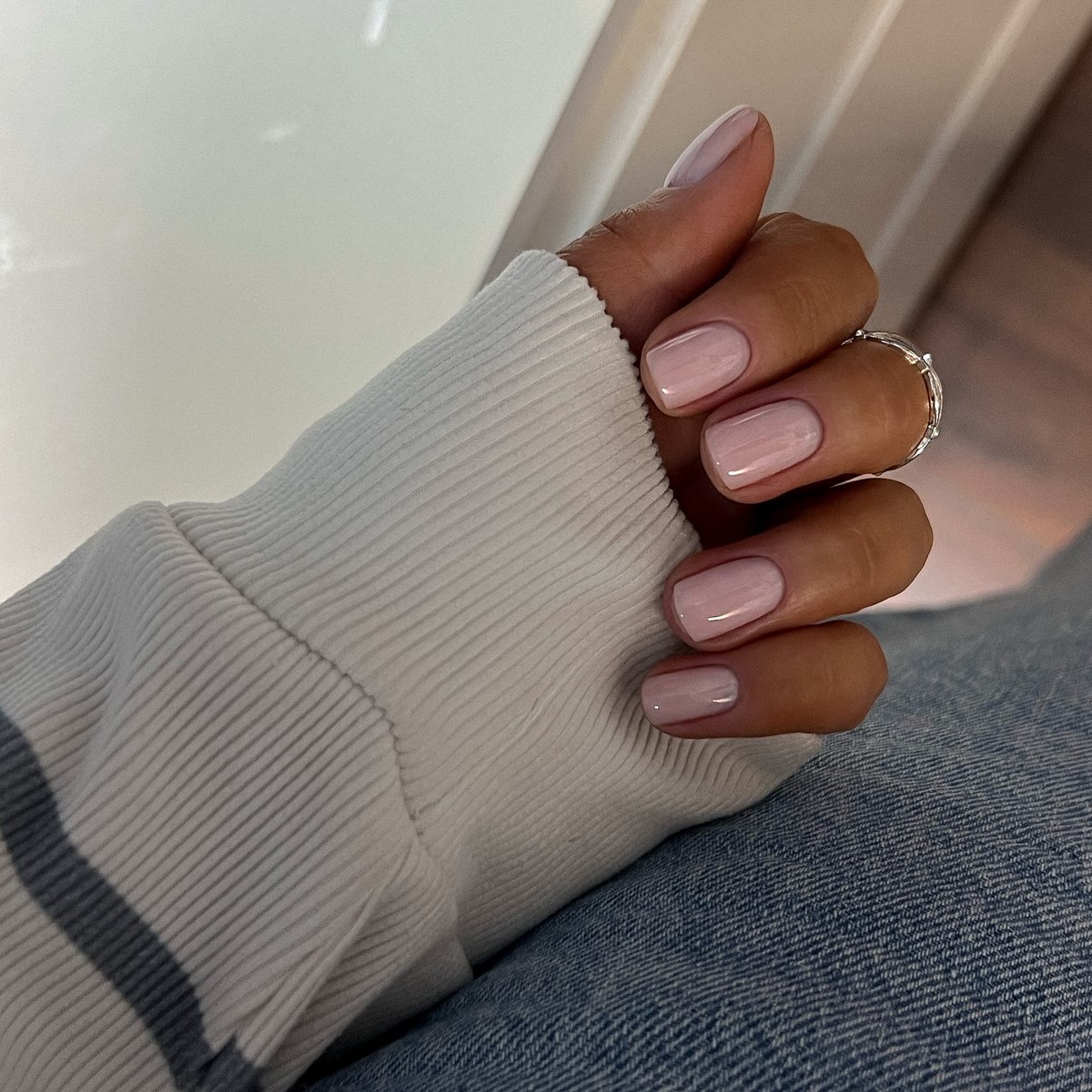 Манікюр на короткі нігті квітня: світлі ідеї, що освіжають образ