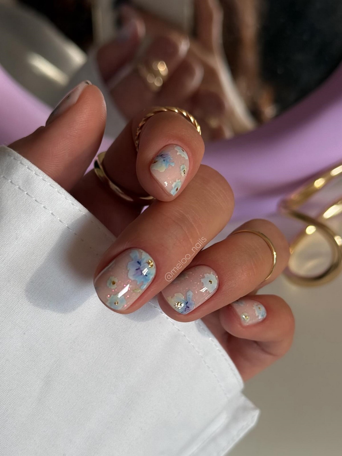 Манікюр на короткі нігті квітня: світлі ідеї, що освіжають образ