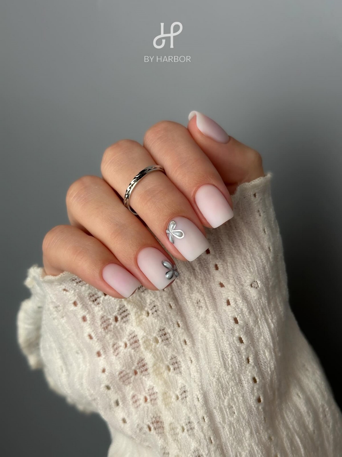 Манікюр на короткі нігті квітня: світлі ідеї, що освіжають образ