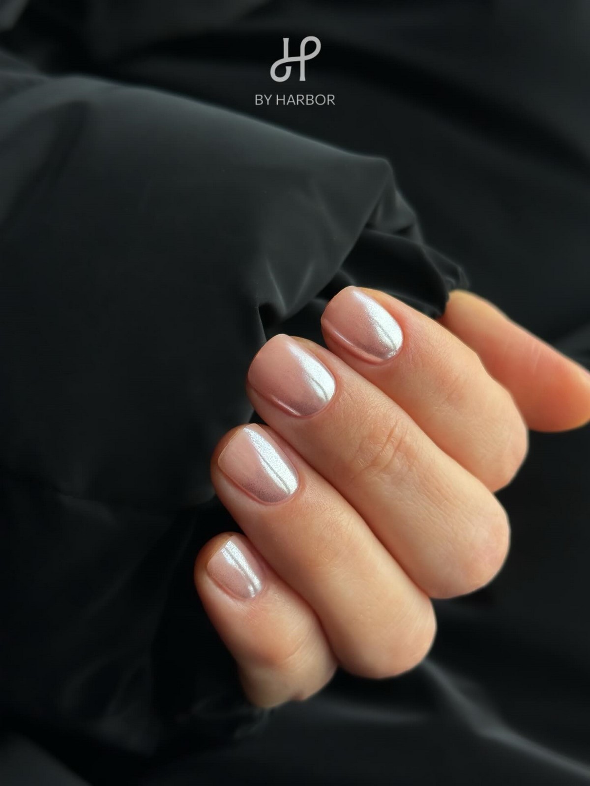 Манікюр на короткі нігті квітня: світлі ідеї, що освіжають образ