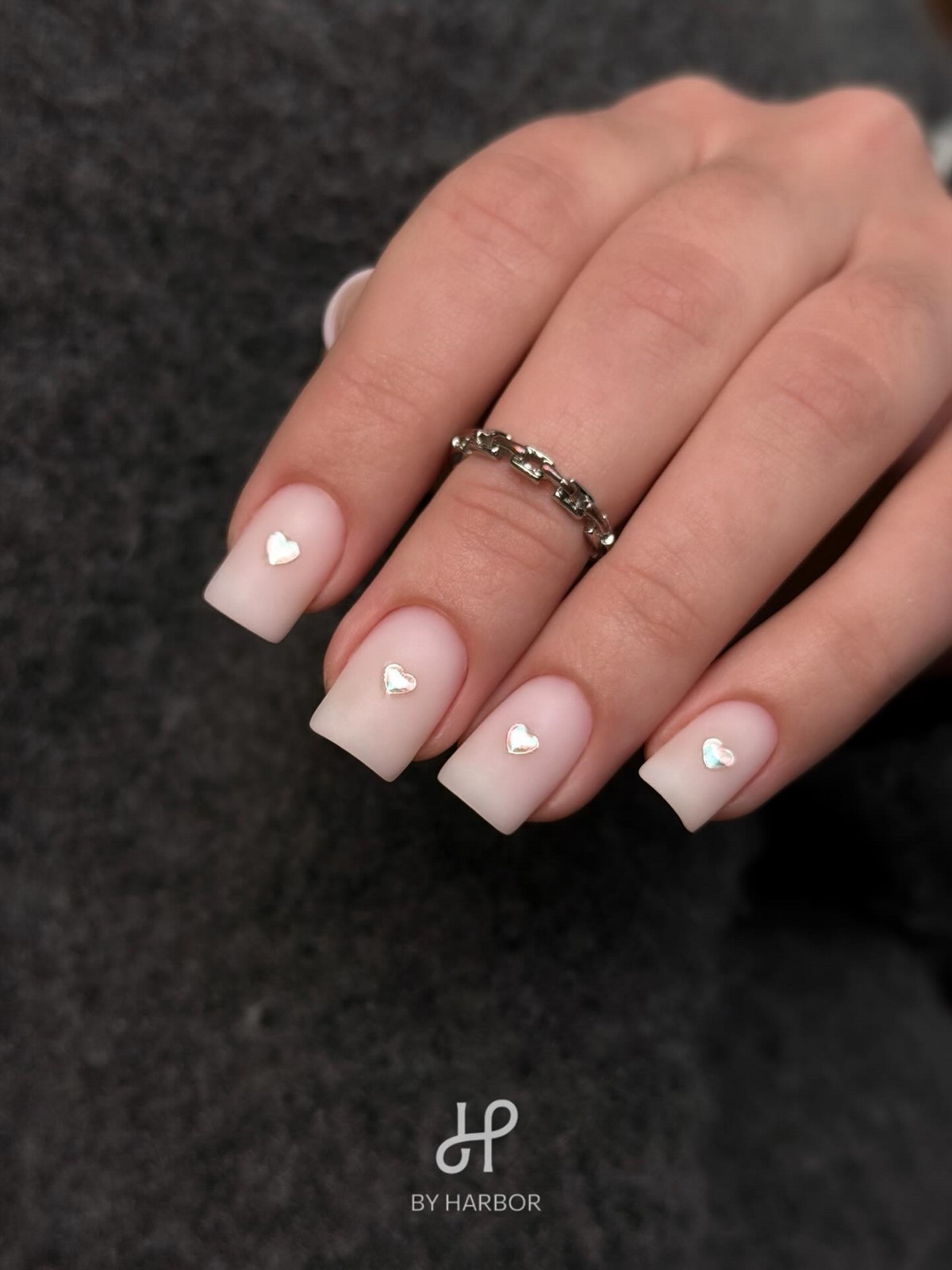 Манікюр на короткі нігті квітня: світлі ідеї, що освіжають образ