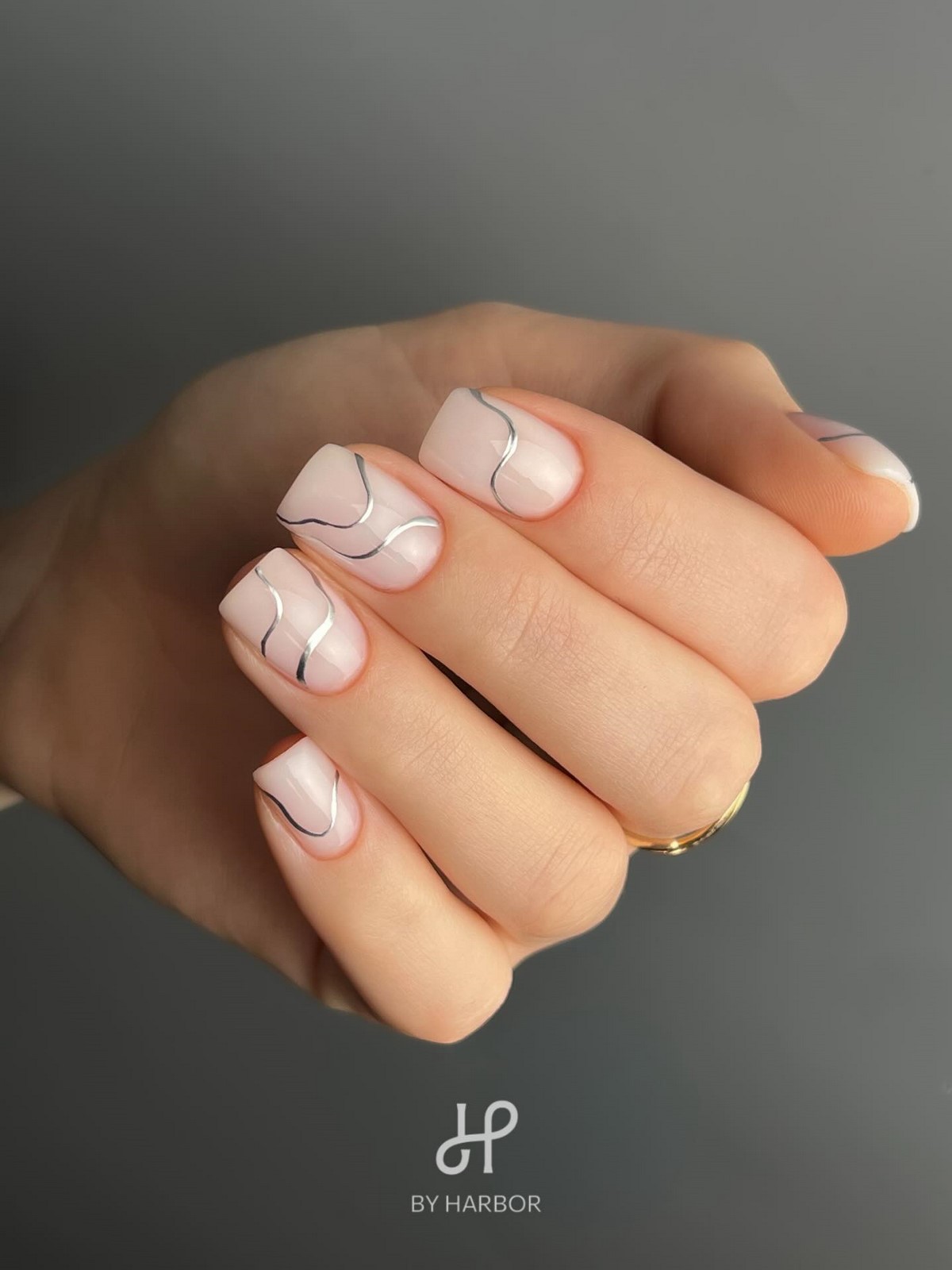 Манікюр на короткі нігті квітня: світлі ідеї, що освіжають образ