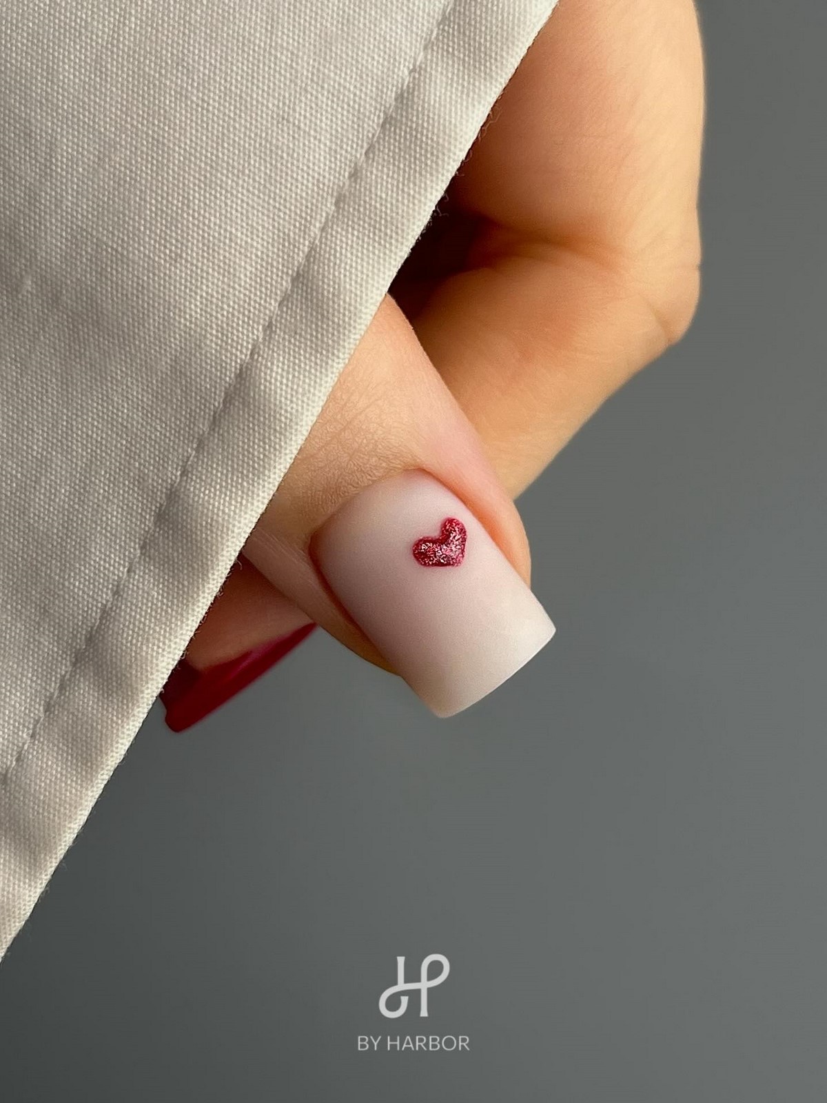 Манікюр на короткі нігті квітня: світлі ідеї, що освіжають образ