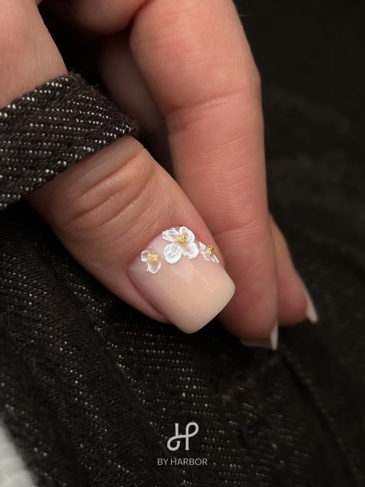 Манікюр на короткі нігті квітня: світлі ідеї, що освіжають образ