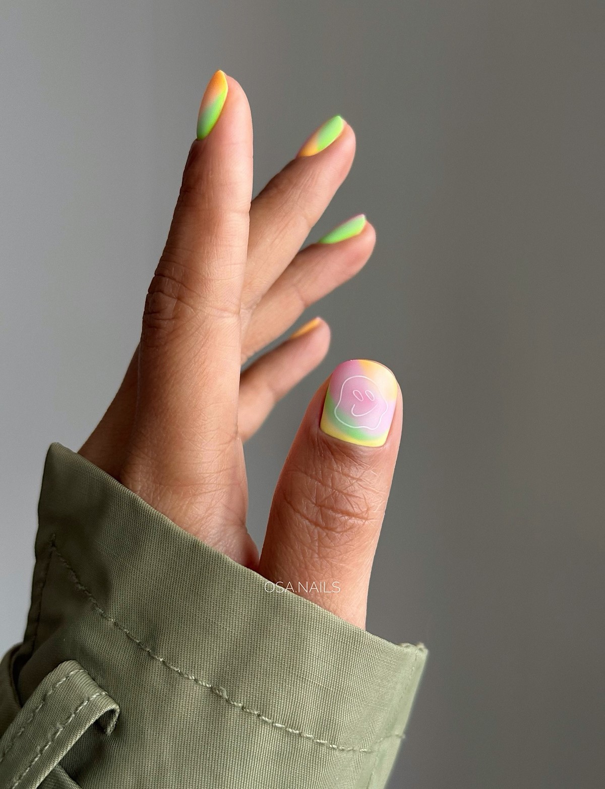 Манікюр на короткі нігті квітня: світлі ідеї, що освіжають образ