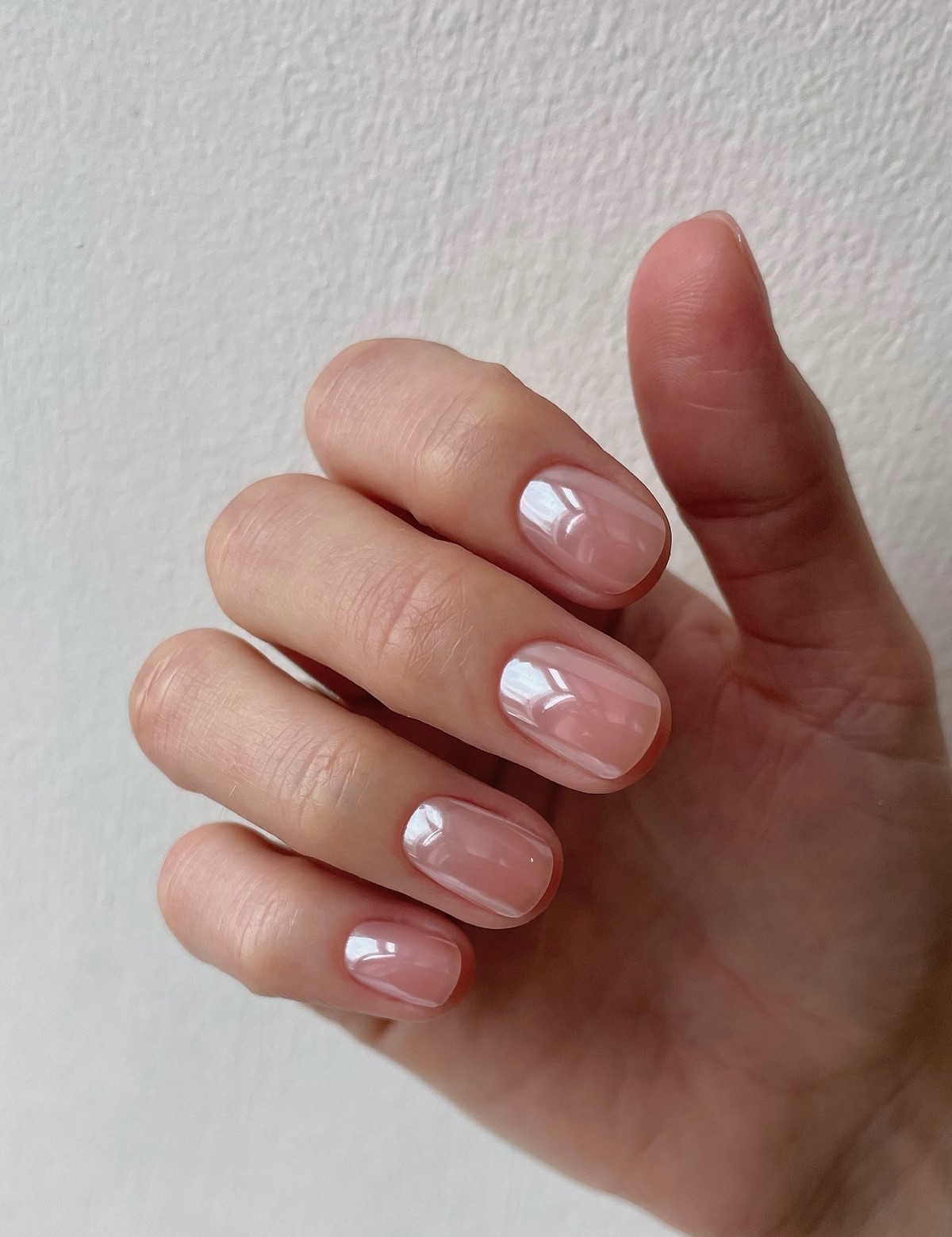 Манікюр на короткі нігті квітня: світлі ідеї, що освіжають образ