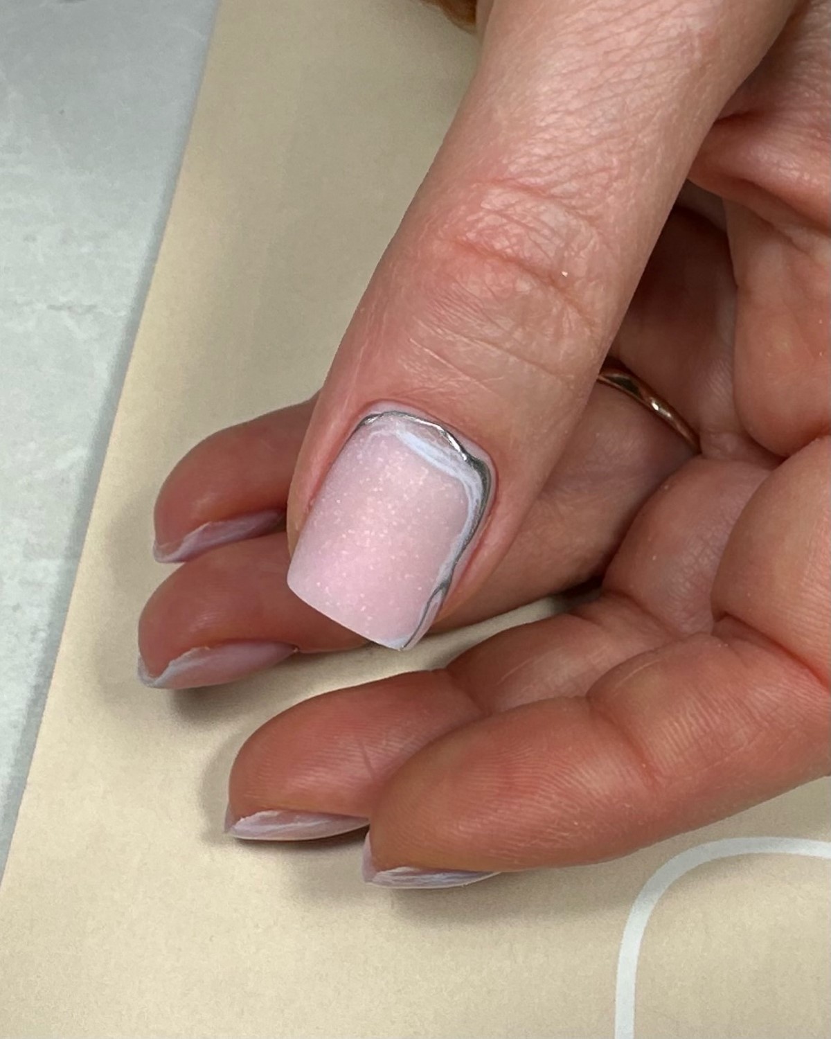 Манікюр на короткі нігті квітня: світлі ідеї, що освіжають образ