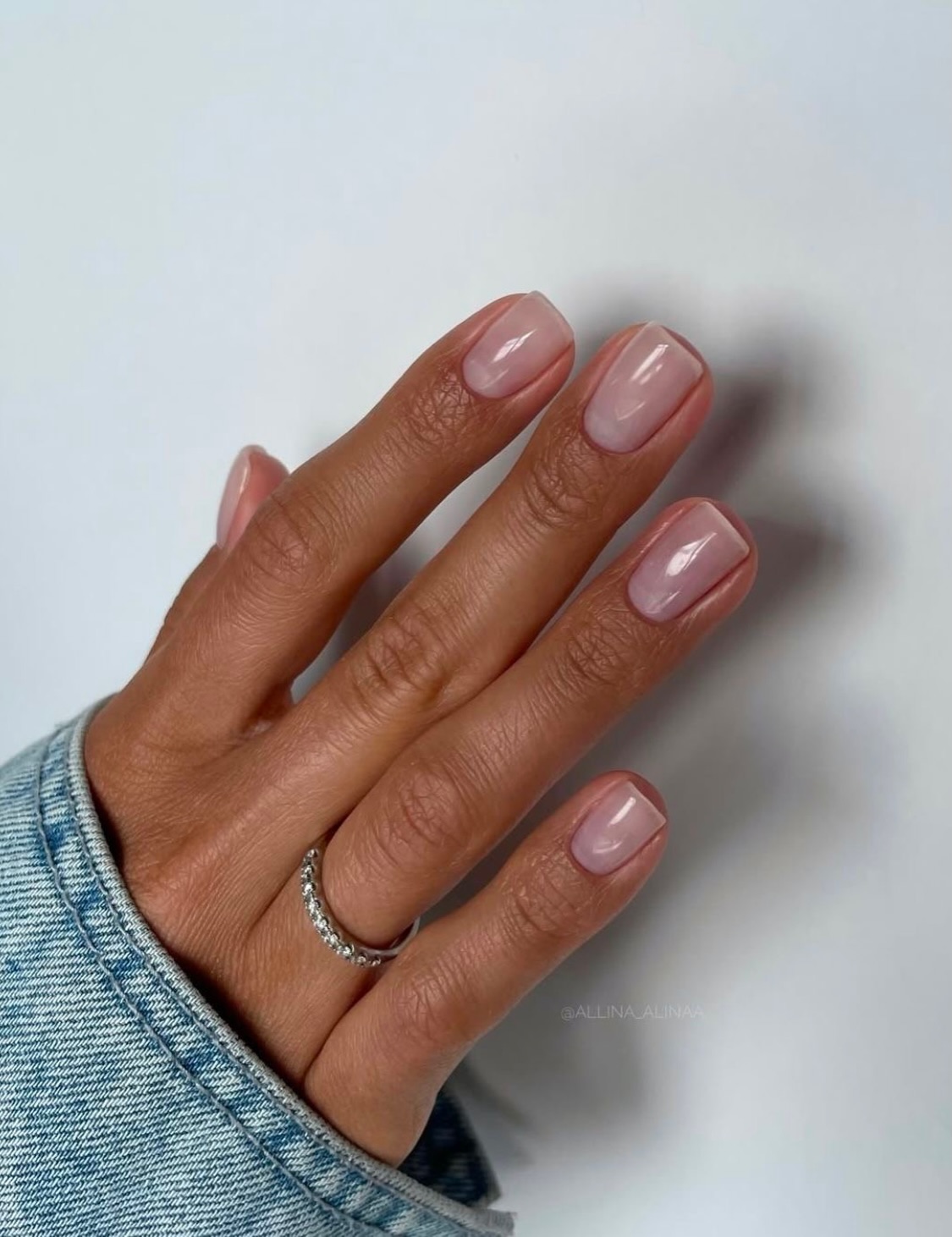 Манікюр, який робить короткі нігті акуратнішими